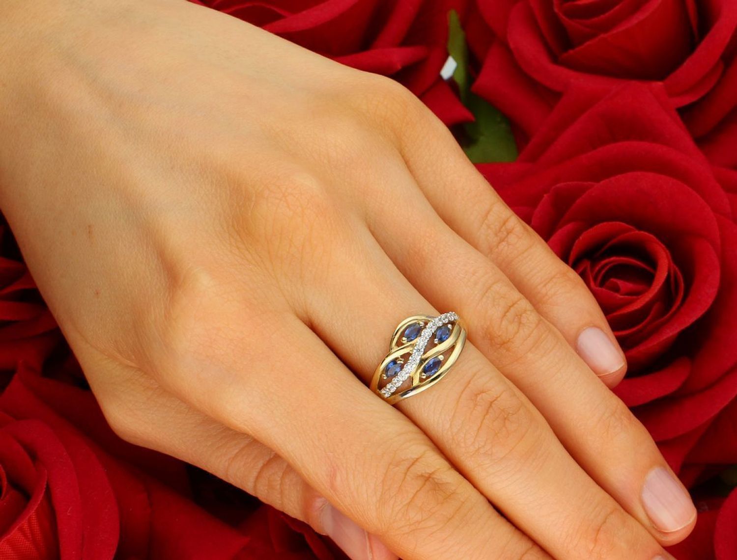 Złoty pierścionek damski 375 z niebieskimi i białymi cyrkoniami PI 4498C 375 Złoty pierścionek z cyrkoniami. Złoty pierścionek z drobnymi cyrkoniami. Złoty pierścionek damski. 1.jpg